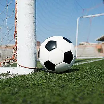 上班族通过手机查看足球比赛直播时间